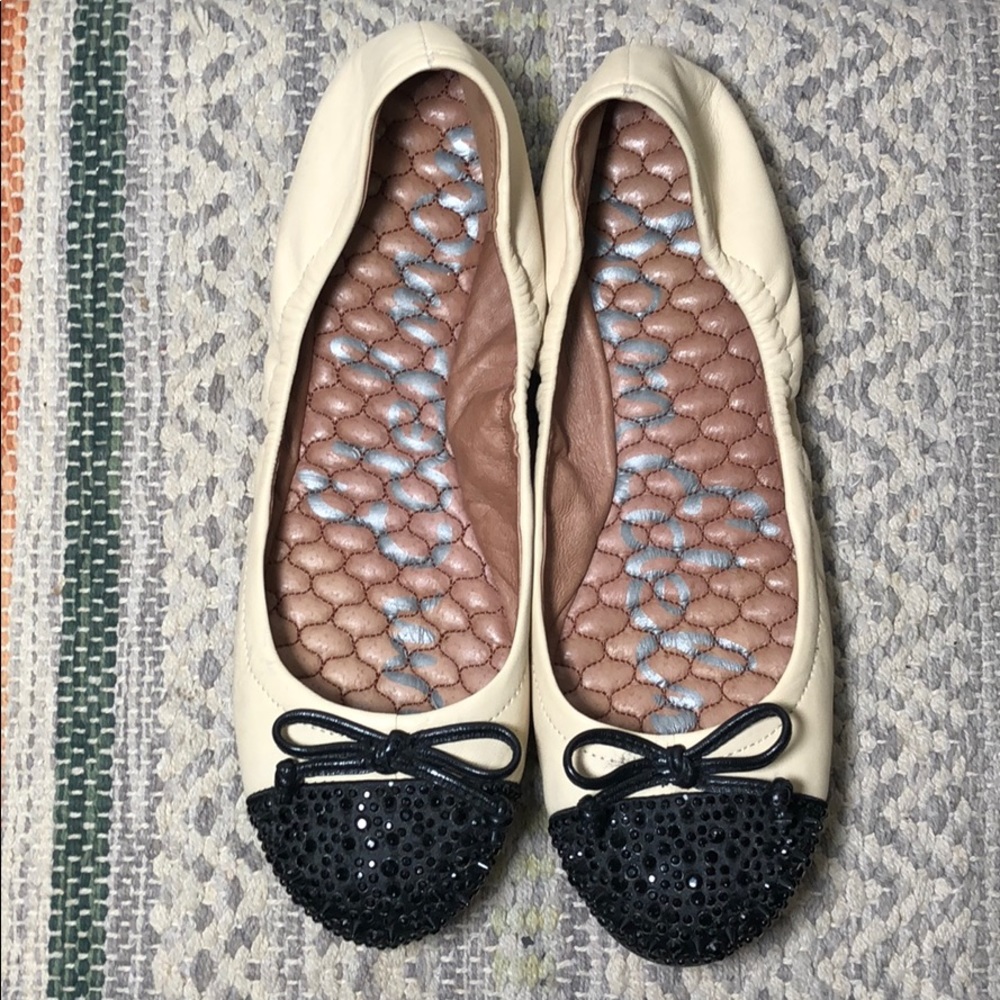 Sam Edelman beige leather flats with black captoe